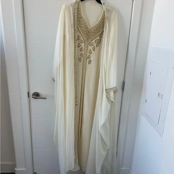 Elegant Ivory and Gold Women's Kaftan/Dress - Picture 3 of 8